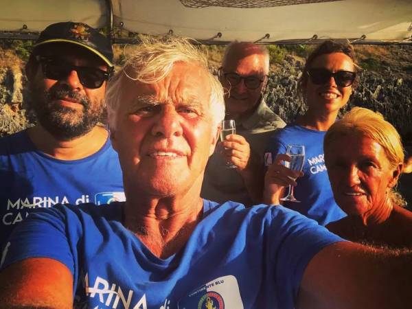 Brindisino in barca al tramonto...Ancora tanti auguri al mostro Vincenzone per i suoi......anni...