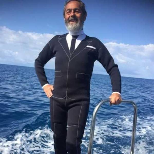 Continente Blu in vena di fare festa.
Quest'anno moda mare Camerota propone mute eleganti per...